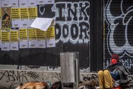 Người vô gia cư trên một đường phố ở Bogota, Colombia, ngày 8/6/2020. (Ảnh: AFP/TTXVN)