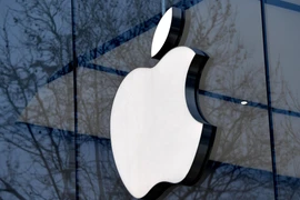 Biểu tượng của tập đoàn công nghệ Apple tại một cửa hàng ở Brussels, Bỉ. (Ảnh: AFP/TTXVN)