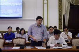 Đại diện Công viên Phần mềm Quang Trung trao đổi về vấn đề an toàn thông tin khi triển khai Đề án. (Ảnh: Tiến Lực/TTXVN)