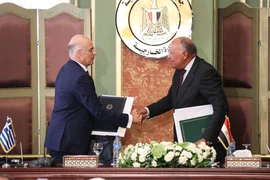 Ngoại trưởng Ai Cập Sameh Shoukry (phải) và người đồng cấp Hy Lạp Nikos Dendias tại lễ ký thỏa thuận phân định hàng hải ở Cairo ngày 6/8/2020. (Ảnh: THX/TTXVN)