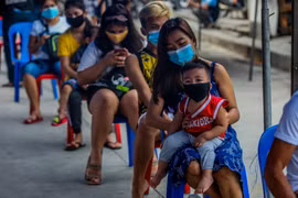 Người dân xếp hàng chờ xét nghiệm COVID-19 tại Manila, Philippines ngày 28/7/2020. (Ảnh: THX/TTXVN)