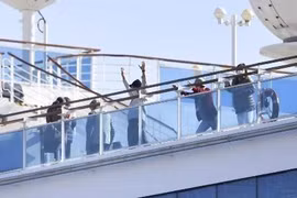 Hành khách trên du thuyền Diamond Princess tại cảng Yokohama, Nhật Bản ngày 13/2/2020. (Ảnh: Kyodo/TTXVN)