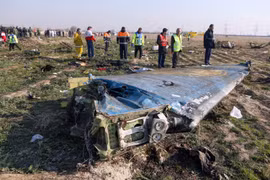 Hiện trường vụ rơi máy bay Boeing 737-800 của Hãng hàng không quốc tế Ukraine tại Tehran, Iran, ngày 8/1/2020. (Ảnh: AFP/TTXVN)