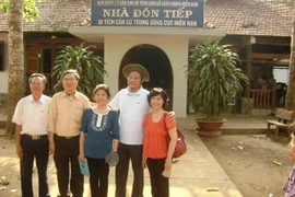 Các phóng viên GP10 chụp ảnh kỷ niệm tại khu di tích căn cứ Trung ương cục miền Nam nhân chuyến trở lại R – Chiến khu Tây Ninh. (Ảnh: Vũ Xuân Bân/Vietnam+)