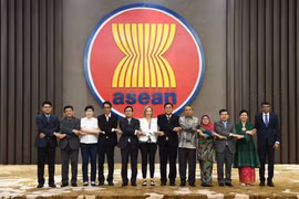 Các đại biểu chụp ảnh tại Cuộc họp lần thứ 11 Ủy ban hợp tác chung (JCC) ASEAN-Hoa Kỳ. (Ảnh: TTXVN phát)