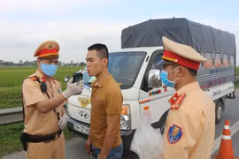 Lực lượng Cảnh sát giao thông Hà Nam kiểm tra nồng độ cồn người điều khiển phương tiện giao thông đường bộ. (Ảnh: TTXVN)