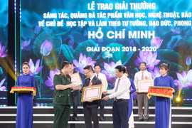 Ban tổ chức trao giải thưởng cho Thông tấn xã Việt Nam. (Ảnh: Phương Hoa/TTXVN)