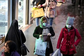 Người dân đeo khẩu trang để phòng tránh lây nhiễm COVID-19 tại Tehran, Iran, ngày 20/2/2020. (Ảnh: AFP/TTXVN)