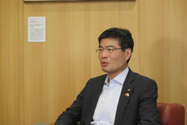 Ông Ken Hirata, Phó Thống đốc tỉnh Nagasaki, trả lời phỏng vấn phóng viên TTXVN. (Ảnh: Đào Thanh Tùng/TTXVN)