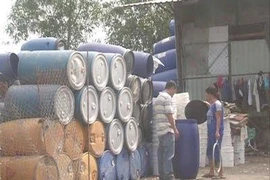 Phát hiện cơ sở tái chế thùng phuy, can nhựa nhiễm hóa chất nguy hại