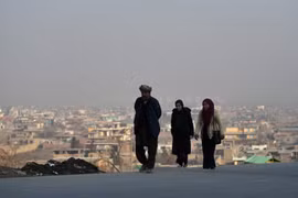 Người dân di chuyển trên đường phố tại Kabul, Afghanistan, khi lệnh ngừng bắn một phần có hiệu lực ngày 22/2/2020. (Ảnh: AFP/ TTXVN)