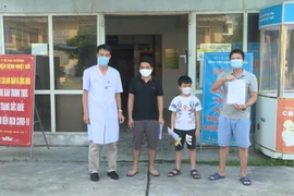 Trao giấy chứng nhận khỏi bệnh cho các bệnh nhân mắc COVID-19 tại Hải Dương ngày 30/9. (Ảnh: TTXVN phát)