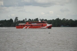 Tàu cao tốc Côn Đảo Express di chuyển trên sông Hậu. (Ảnh: Chanh Đa/TTXVN)