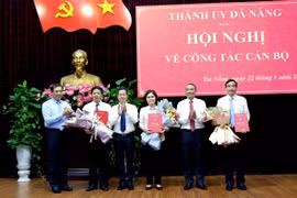 Bí thư Thành ủy Đà Nẵng Trương Quang Nghĩa (thứ 2 từ phải sang) trao Quyết định cho các tân Ủy viên Ban Thường vụ Thành ủy Đà Nẵng. (Ảnh: Quốc Dũng/TTXVN)