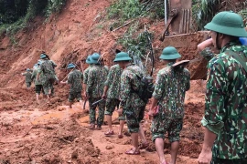 Lực lượng cứu hộ, cứu nạn hành quân tới hiện trường vụ sạt lở trong điều kiện vô cùng khó khăn do đường giao thông có nhiều điểm bị sạt lở nghiêm trọng. (Ảnh: Thanh Thủy/TTXVN)