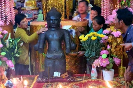 Người dân đến cúng viếng, chiêm bái tượng mới phát hiện tại chùa Bốn Mặt. (Ảnh: Trung Hiếu/TTXVN)