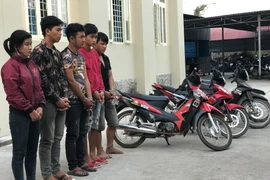 Các đối tượng bị bắt giữ cùng tang vật trong vụ án chuyên trộm xe máy liên tỉnh. (Ảnh: Thanh Tân/TTXVN)
