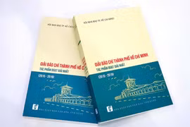 Tập sách "Giải báo chí Thành phố Hồ Chí Minh". (Ảnh: Thanh Vũ/TTXVN)