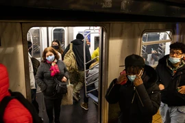 Người dân đeo khẩu trang phòng lây nhiễm COVID-19 tại ga tàu điện ngầm ở New York, Mỹ, ngày 12/12/2020. (Ảnh: THX/TTXVN)