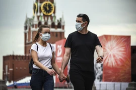 Người dân đeo khẩu trang phòng dịch COVID-19 tại Moskva, Nga ngày 15/6/2020. (Ảnh: AFP/TTXVN)