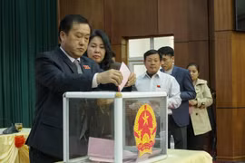 Các đại biểu bỏ phiếu bầu bổ sung Phó Chủ tịch HĐND tỉnh. (Ảnh: Xuân Tư/TTXVN)