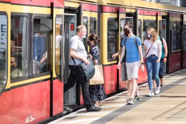 Người dân đeo khẩu trang phòng lây nhiễm COVID-19 khi đi tàu hỏa tại Berlin, Đức, ngày 27/6/2020. (Ảnh: THX/TTXVN)