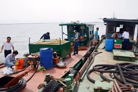 Hai tàu chở dầu bị tạm giữ để tiến hành các biện pháp xác minh, điều tra, xử lý. (Ảnh: TTXVN)