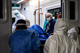 Chuyển bệnh nhân nhiễm COVID-19 tới bệnh viện ở Buenos Aires, Argentina. (Ảnh: AFP/TTXVN)