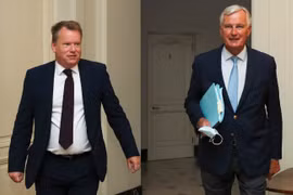 Trưởng đoàn đàm phán thương mại hậu Brexit của EU Michel Barnier (phải) và người đồng cấp Anh David Frost (trái) tại vòng đàm phán ở Brussels, Bỉ ngày 21/8/2020. (Ảnh: AFP/TTXVN)