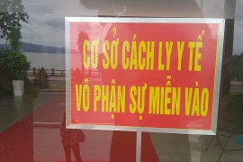  Một cơ sở cách ly có thu phí tại thành phố Nha Trang để bảng chỉ dẫn an toàn hướng dẫn cho người dân và du khách không đi vào khu vực cấm. Ảnh: Thanh Vân - TTXVN