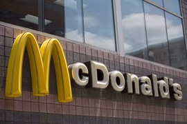 Biểu tượng của McDonald bên ngoài một nhà hàng ở Washington, DC, Mỹ. (Ảnh: AFP/TTXVN)