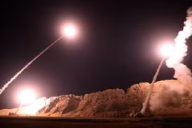 Tên lửa được phóng từ Iran nhằm vào các mục tiêu quân sự của Mỹ ở Iraq. (Ảnh: IRNA/TTXVN)