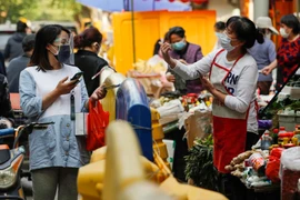 Người dân mua sắm tại một khu chợ tại Vũ Hán, Trung Quốc. (Ảnh: THX/TTXVN)