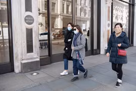 Các cửa hàng tại London phải đóng cửa do dịch COVID-19. (Ảnh: THX/TTXVN)
