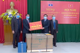 Lãnh đạo tỉnh Thanh Hóa trao các trang thiết bị trong phòng, phống dịch COVID-19 cho tỉnh Hủa Phăn. (Ảnh: Nguyễn Nam/TTXVN)