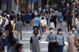  Người dân đeo khẩu trang phòng lây nhiễm COVID-19 tại Seoul, Hàn Quốc, ngày 20/9/2020. (Ảnh: Yonhap/ TTXVN)