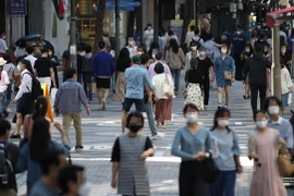  Người dân đeo khẩu trang phòng lây nhiễm COVID-19 tại Seoul, Hàn Quốc, ngày 20/9/2020. (Ảnh: Yonhap/ TTXVN)