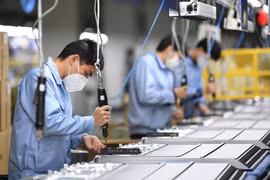 Công nhân sản xuất tại một phân xưởng của Skyworth ở Quảng Châu, thủ phủ tỉnh Quảng Đông, Trung Quốc ngày 10/2/2020. (Ảnh: THX/TTXVN)