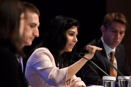 Nhà kinh tế trưởng của IMF, bà Gita Gopinath (giữa) phát biểu tại cuộc họp báo ở Washington, DC. (Ảnh: THX/TTXVN)
