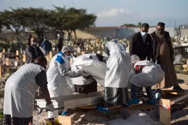 Thi thể một bệnh nhân tử vong do COVID-19 tại Cape Town, Nam Phi, ngày 9/6/2020. (Ảnh: AFP/TTXVN)