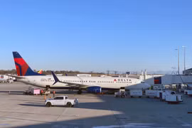 Máy bay của Hãng hàng không Delta Air Lines tại sân bay Milwaukee, Wisconsin, Mỹ. (Ảnh: AFP/TTXVN)
