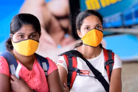 Người dân đeo khẩu trang để phòng tránh lây nhiễm COVID-19 tại Colombo, Sri Lanka, ngày 18/3/2020. (Ảnh: THX/TTXVN)