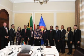 Bộ trưởng DIRCO Naledi Pandor (thứ 6, từ trái) và đại diện các thành viên Ủy ban ASEAN tại Pretoria tại Lễ ký văn kiện Nam Phi gia nhập Hiệp ước Thân thiện và Hợp tác Đông Nam Á (TAC) ngày 10/11/2020 theo hình thức trực tuyến tại trụ sở Quốc hội, Cape Tow