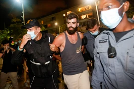 Cảnh sát Israel bắt giữ đối tượng quá khích tham gia biểu tình ở Quảng trường Habima, Tel Aviv, ngày 3/10/2020. (Ảnh: AFP/TTXVN)