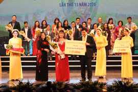 Các nhà tài trợ đóng góp cho Quỹ Bảo trợ trẻ em Việt Nam tại Chương trình. (Ảnh: Anh Tuấn/TTXVN)
