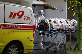 Bệnh nhân COVID-19 được chuyển tới bệnh viện ở Busan, Hàn Quốc. (Ảnh: Yonhap/ TTXVN)