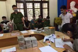 Lực lượng chức năng kiểm tra, niêm phong tang vật vụ án ma túy. (Nguồn: baocaobang.vn)