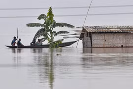 Cảnh ngập lụt sau những trận mưa lớn tại Hatishila, bang Assam, Ấn Độ, ngày 14/7/2020. (Ảnh: AFP/TTXVN)