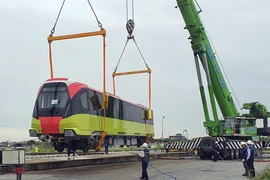 Đoàn tàu đầu tiên của tuyến đường sắt đô thị về tới khu Depot Nhổn (Hà Nội) ngày 20/10. (Ảnh: TTXVN)