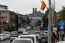 Các phương tiện di chuyển trên đường phố tại Stepanakert, khu vực Nagorny-Karabakh ngày 2/10/2020. (Ảnh: AFP/TTXVN)